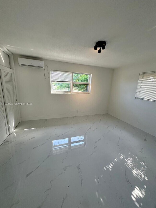 Building Photo - 1520 NE 56th St