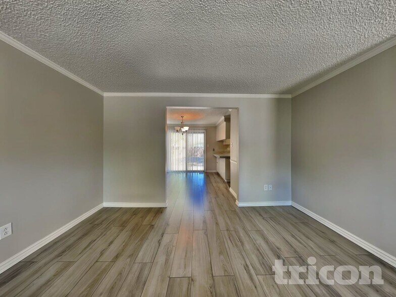 Building Photo - 945 E Huffaker Ln