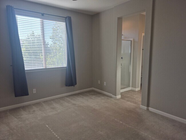 Building Photo - Beautiful 3 Bedroom 2.5 bath home with loft.