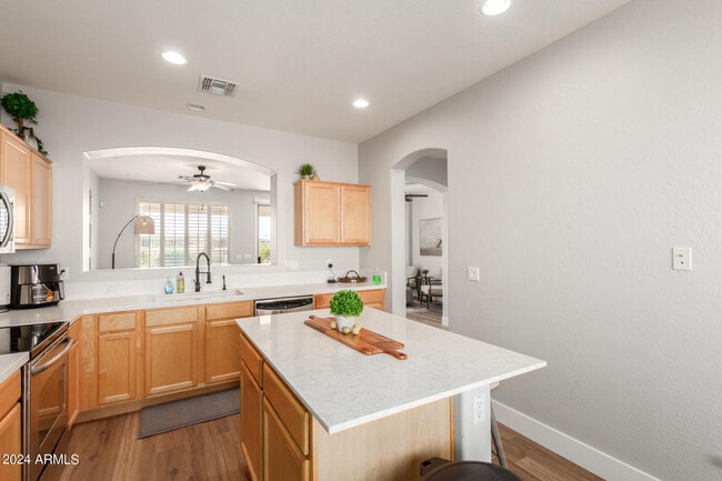 Building Photo - 3725 E Meadowview Dr