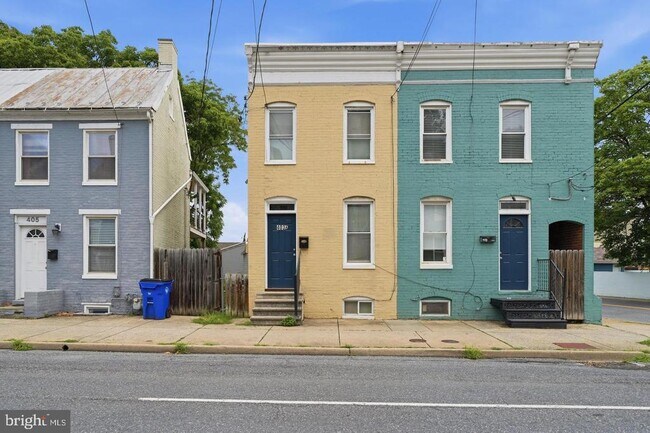 Building Photo - 403 W South St