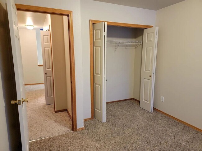 Building Photo - 3 Bedroom 2.5 Bath Townhouse