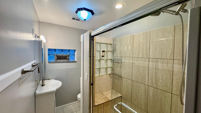 Building Photo - 1360 W Evergreen Ave