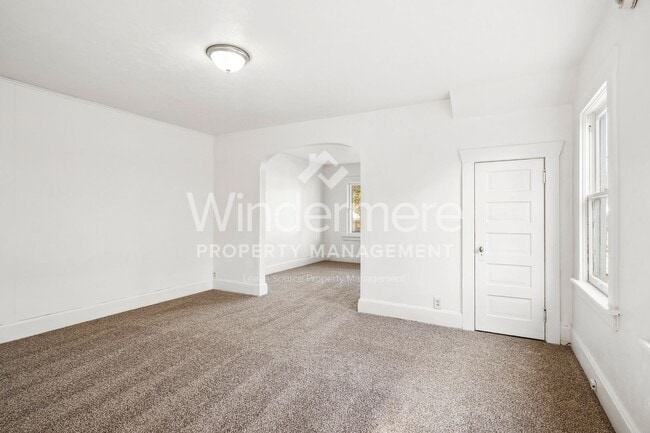 Building Photo - 731 W Knox Ave