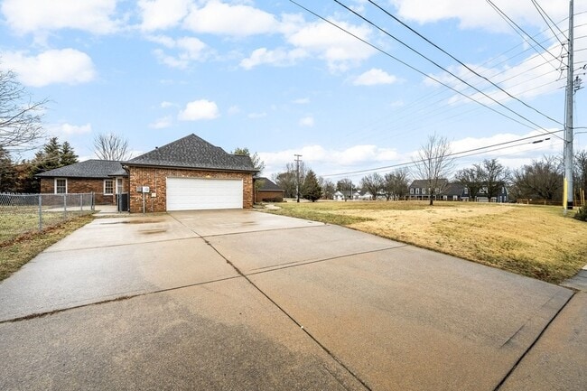 Building Photo - 1015 Brinkley Rd