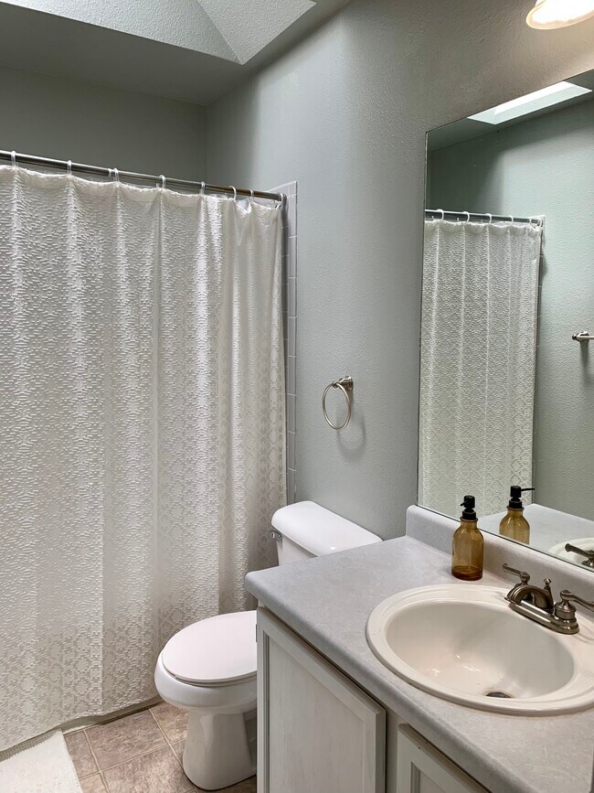 Building Photo - 3340 Richmond Dr