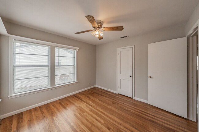 Building Photo - Updated home in Arlington Heights!