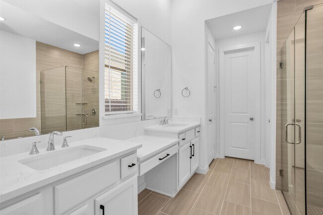 Building Photo - 256 Sky Top Dr