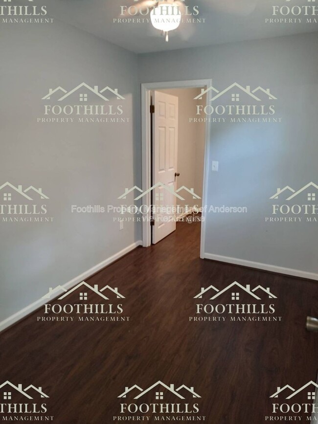 Building Photo - 213 Lake Forest Cir