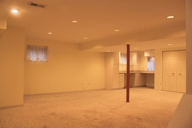 Building Photo - 324 Forest Dr