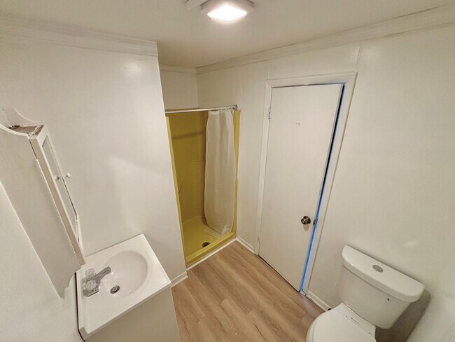 Building Photo - Spacious 5bd single family home | Off Street Parking | Updated kitchen