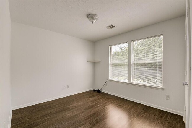 Building Photo - 834 Sweet Flower Dr