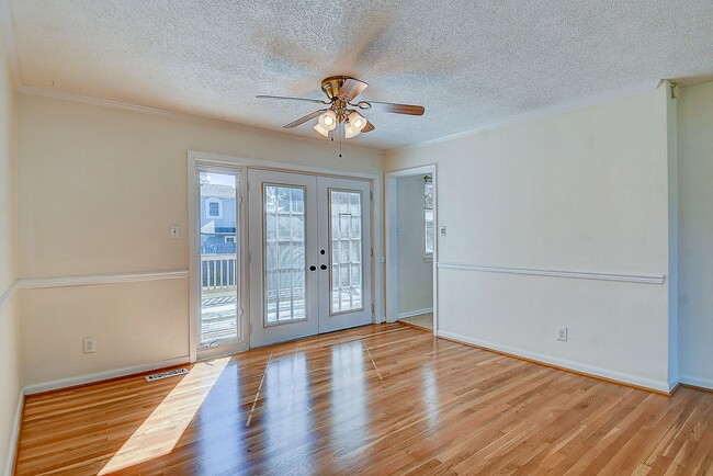 Building Photo - 3 BDRM / 2.5 BATH with FENCED BACKYARD - WINDSOR WOODS!