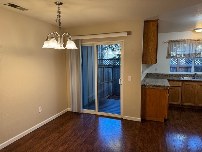 Building Photo - Charming 2 Bedroom 1.5 Bathroom Townhome w...