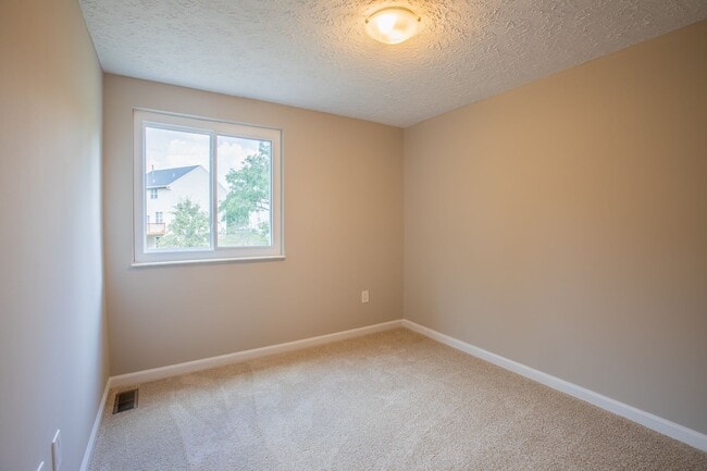 Building Photo - Stunning 3 BR/3 BA EOG Townhome in Columbia!