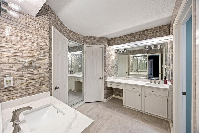 Building Photo - 10703 Cypresswood Dr