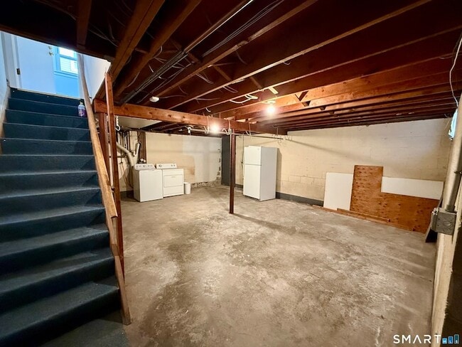 Building Photo - 33 Center Ave