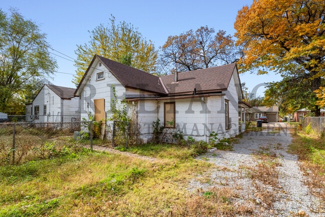 Building Photo - 1934 N Burns Ave