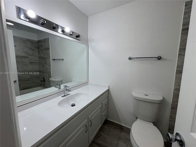 Building Photo - 5442 Lakewood Cir S