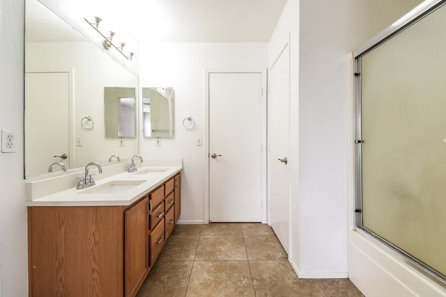 Building Photo - 8918 E Oro Cir