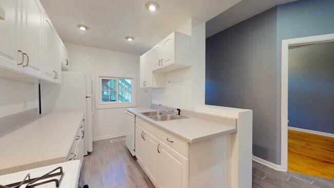 Building Photo - 702 W Schubert Ave