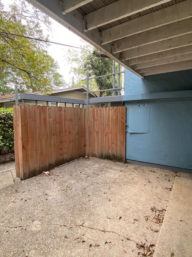 Building Photo - *Choose Your Special!* Spacious Fully Renovated 2-Bedroom Apartment in Alamo Heights ISD