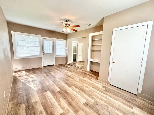 Building Photo - 2613 N Elm St