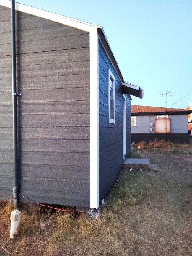 Building Photo - Handyman Special $0 First Month's Rent / “You fix, you SAVE BIG!!” Contact Diane for details: 806...
