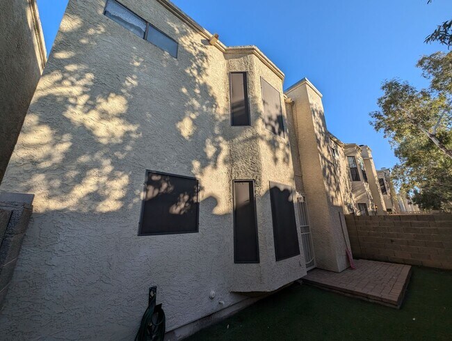 Building Photo - 3 Bedroom Townhome Near W University Dr and S Hardy Dr!