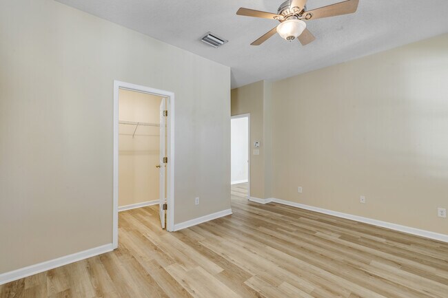 Building Photo - 627 Aeolian Dr