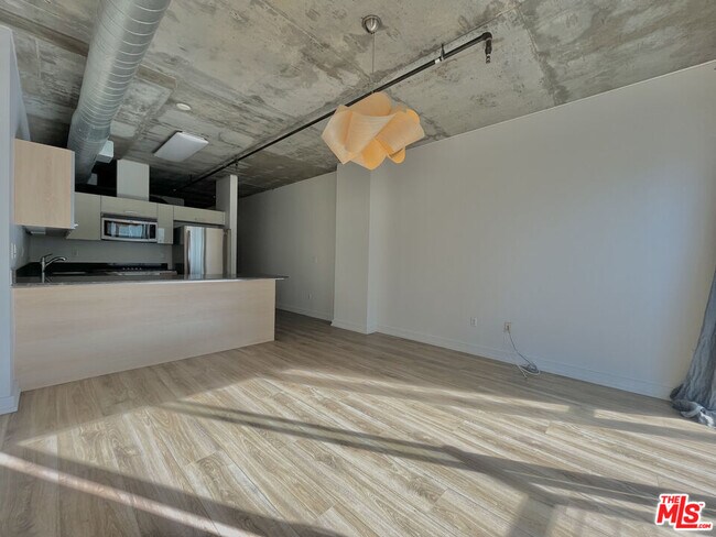 Primary Photo - 645 W 9th St