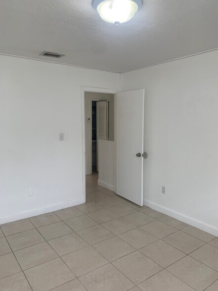 Building Photo - 2261 W 53rd St