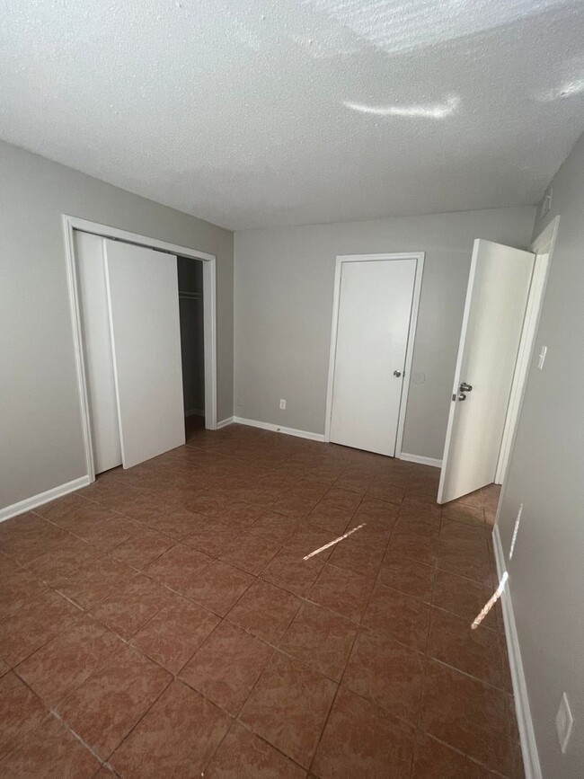 Building Photo - 2 Bedroom/ 1 Bathroom $1150.00