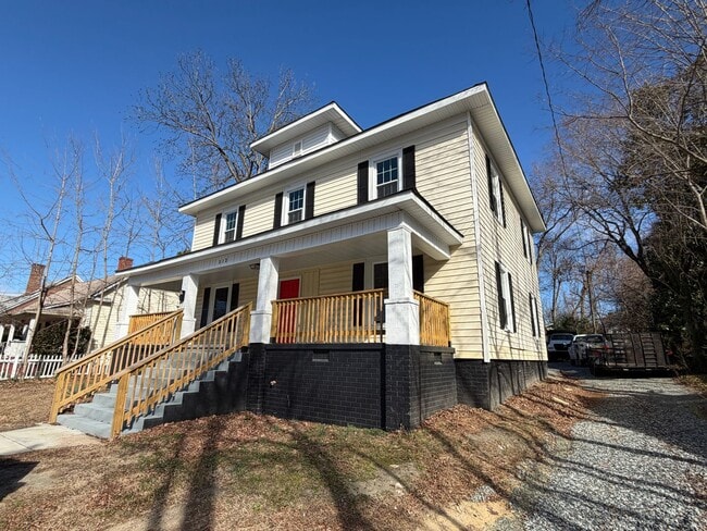 Building Photo - Amazing 7 Bedroom 2 bathroom updated home for rent in Burlington, NC