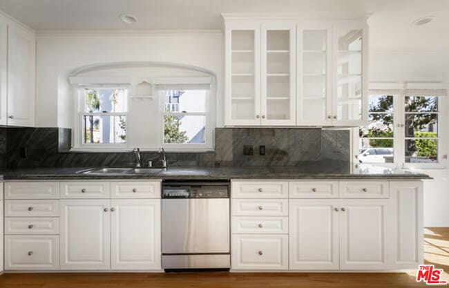 Building Photo - 8664 W Olympic Blvd