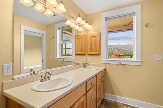 Building Photo - 913 Plum Ridge Dr