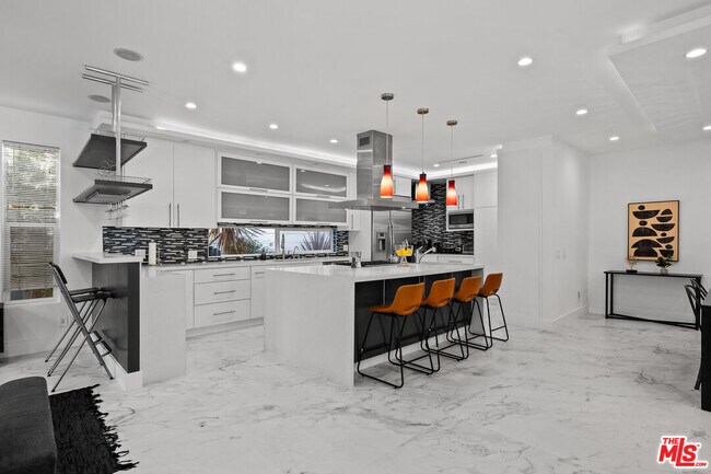 Building Photo - 355 S Sycamore Ave