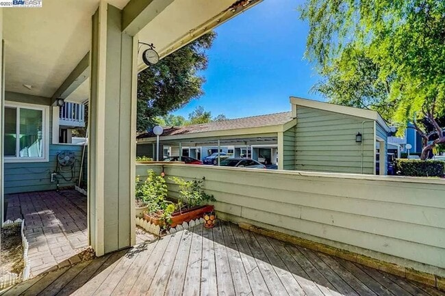 Building Photo - $2990 / 2 BR - GORGEOUS MEADOWBROOK CONDO ...