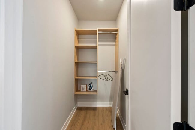 Building Photo - 2344 W Polk St