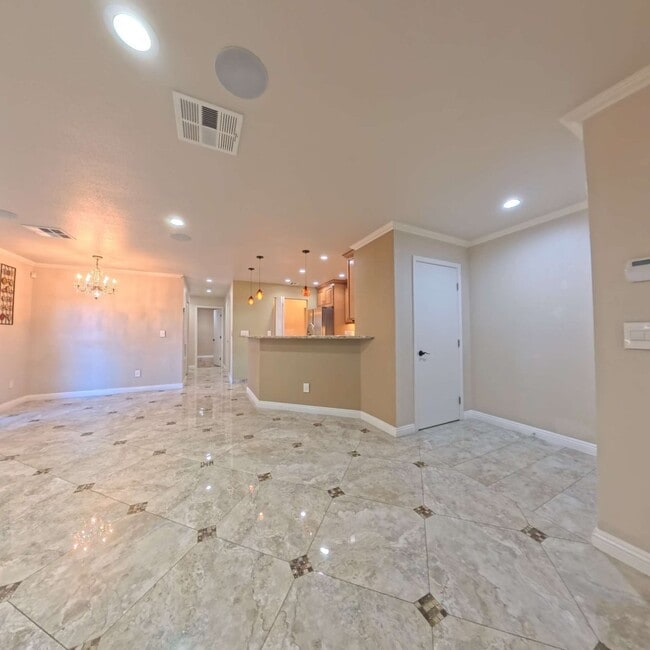 Building Photo - Highly Remodeled, 1st Floor Unit