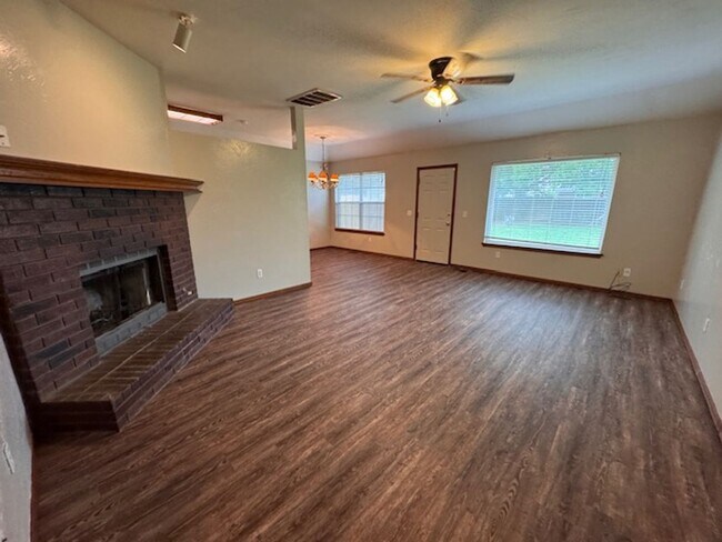 Building Photo - Brand new Luxury vinyl Plank in living, Kitchen and dining, new paint, 3 bed 2 bath 2 car in Must...