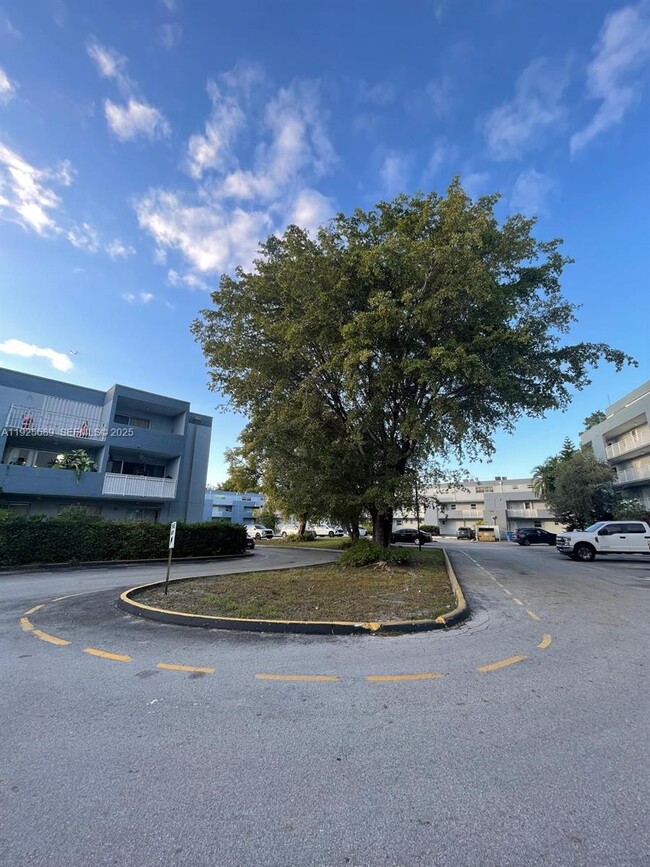 Building Photo - 9375 Fontainebleau Blvd