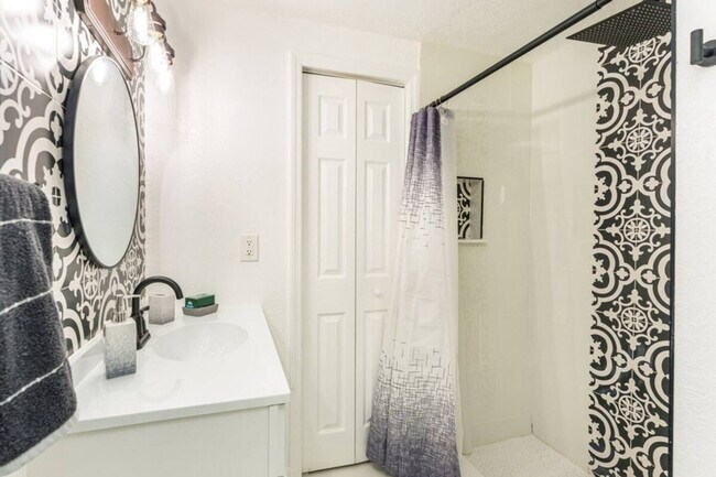 Building Photo - 2233 E Kaley Ave