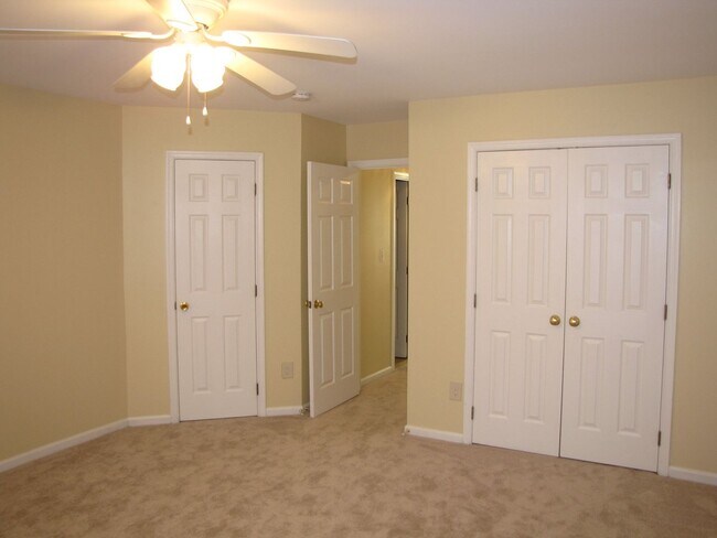 Building Photo - Townhouse In Sterling