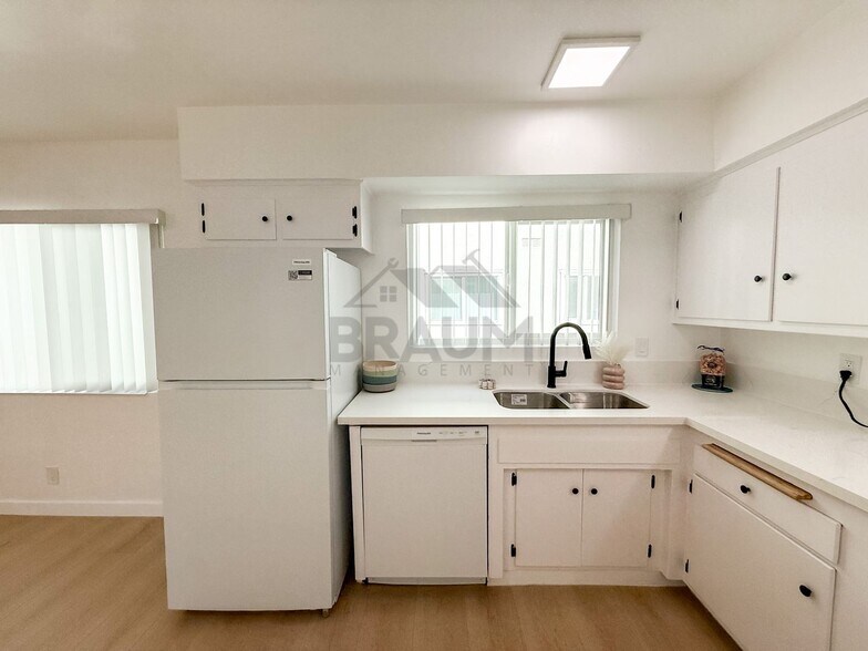 Building Photo - 13129 Oxnard St