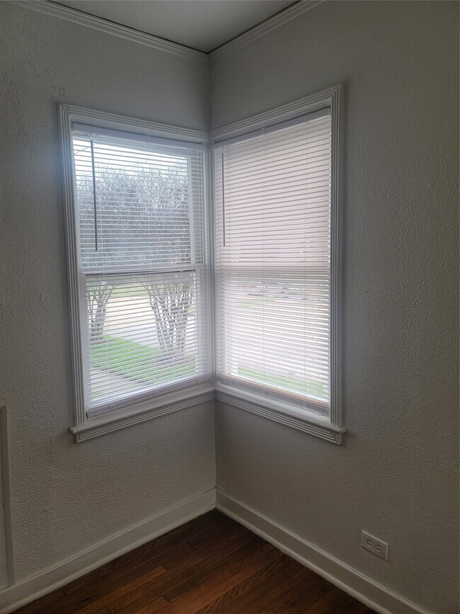 Building Photo - 1920 Binz St