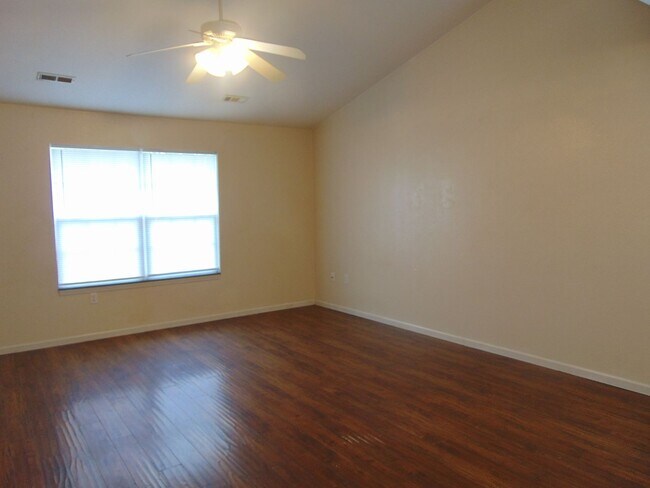 Building Photo - 1709 N Lakewood Dr