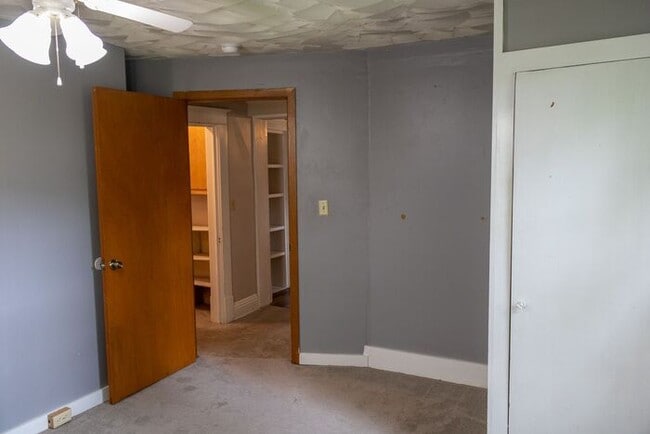 Building Photo - $2,100 | 3 Bedroom, 2 Bathroom House | Pet...