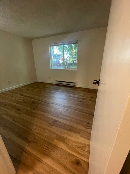 Building Photo - 650 SW Meadow Dr