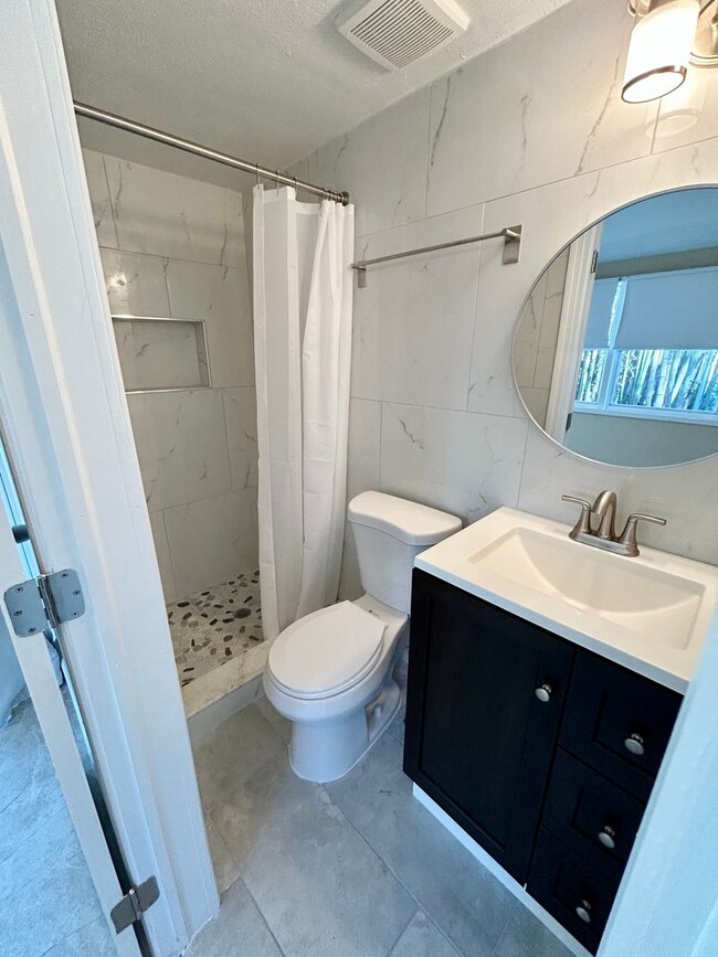 Building Photo - Gorgeous updated 2-bedroom 2-bath home wit...